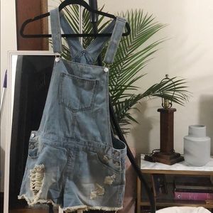 DENIM OVERALL SHORTS  WITH RIPS SIZE L
